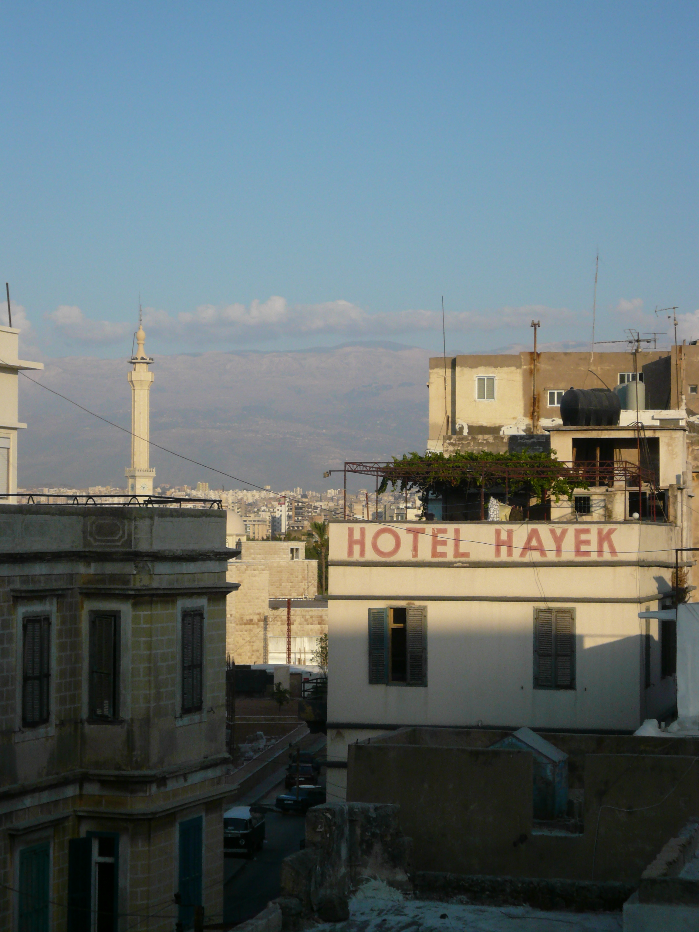 Blick aus der Wohnung der Familie El-Dick in El Mina — Hotel Hayek, Stadtrand, schneebedeckter Mount Lebanon