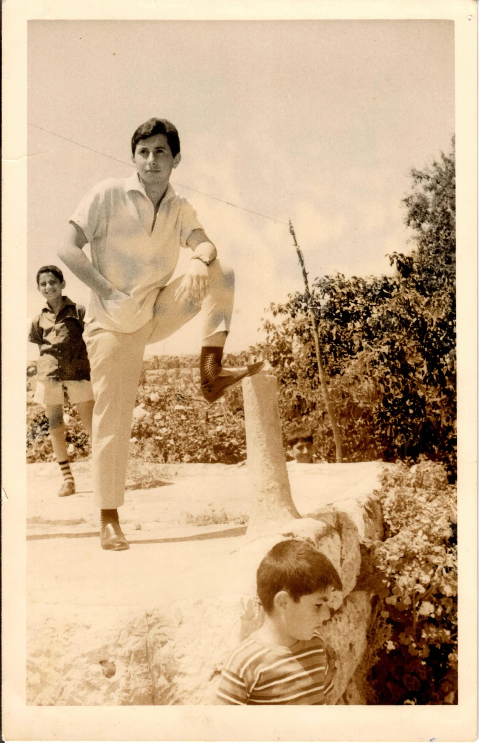 Iskandar El-Dick als junger Mann im Libanon, mit Geschwistern im Hintergrund — Mitte der 1960er